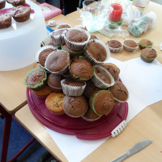 cakepops-6 Montessori-Schulzentrum Leipzig - Neuigkeiten - Mit Häubchen und Glasur